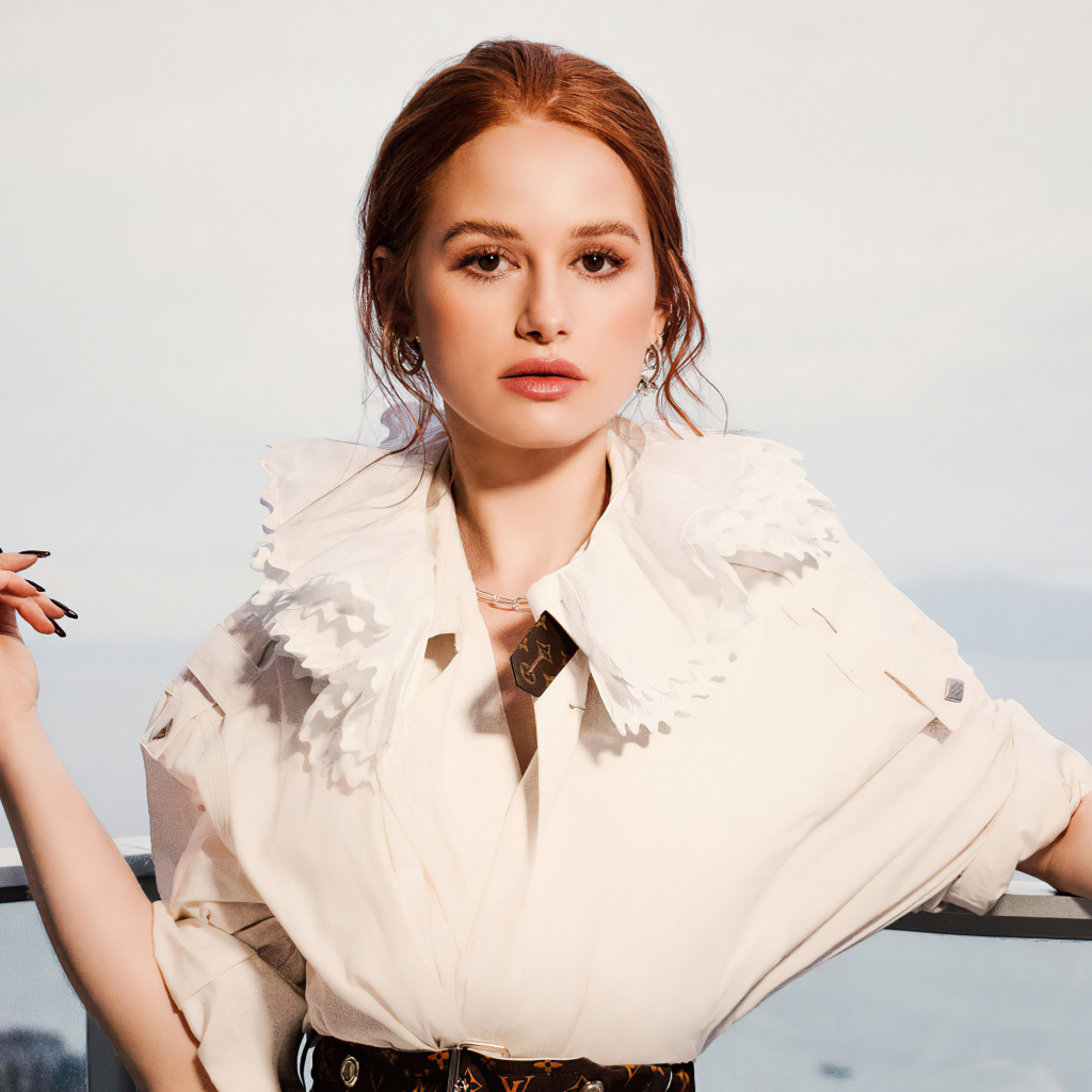 Актриса Мэделин Петш стоит у окна 