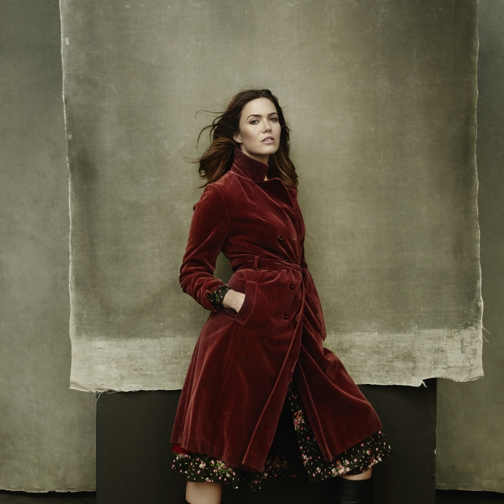 Актриса Мэнди Мур в красном пальто