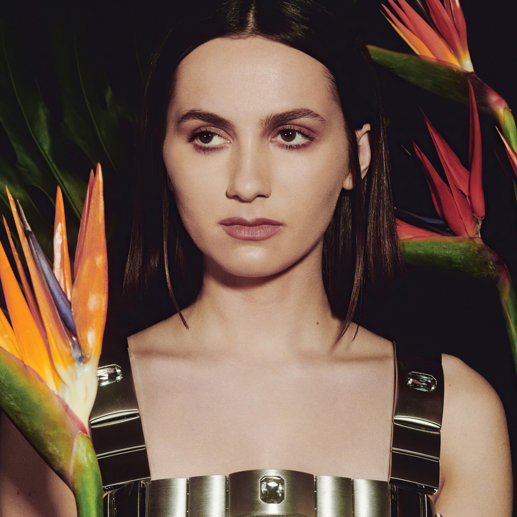 Актриса Мод Апатоу с цветами