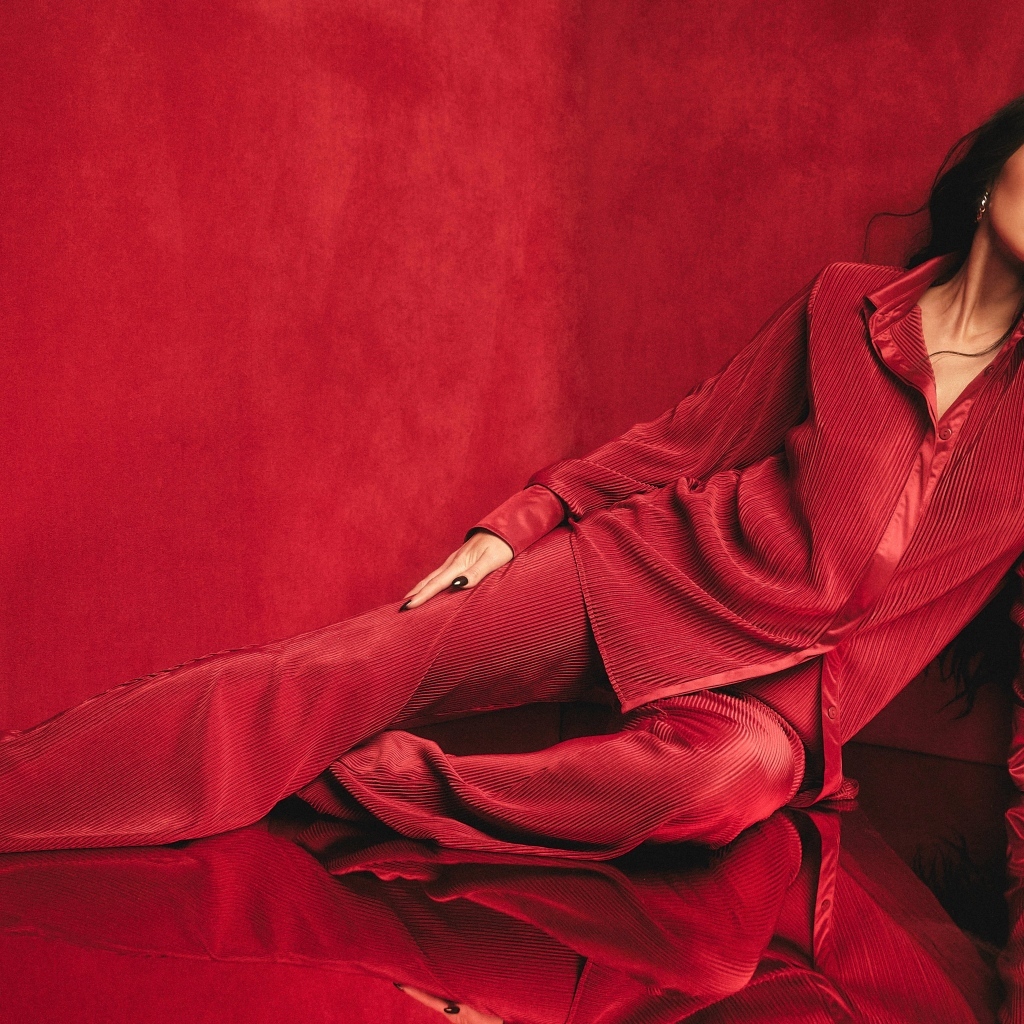 Актриса Меган Фокс в красном костюме