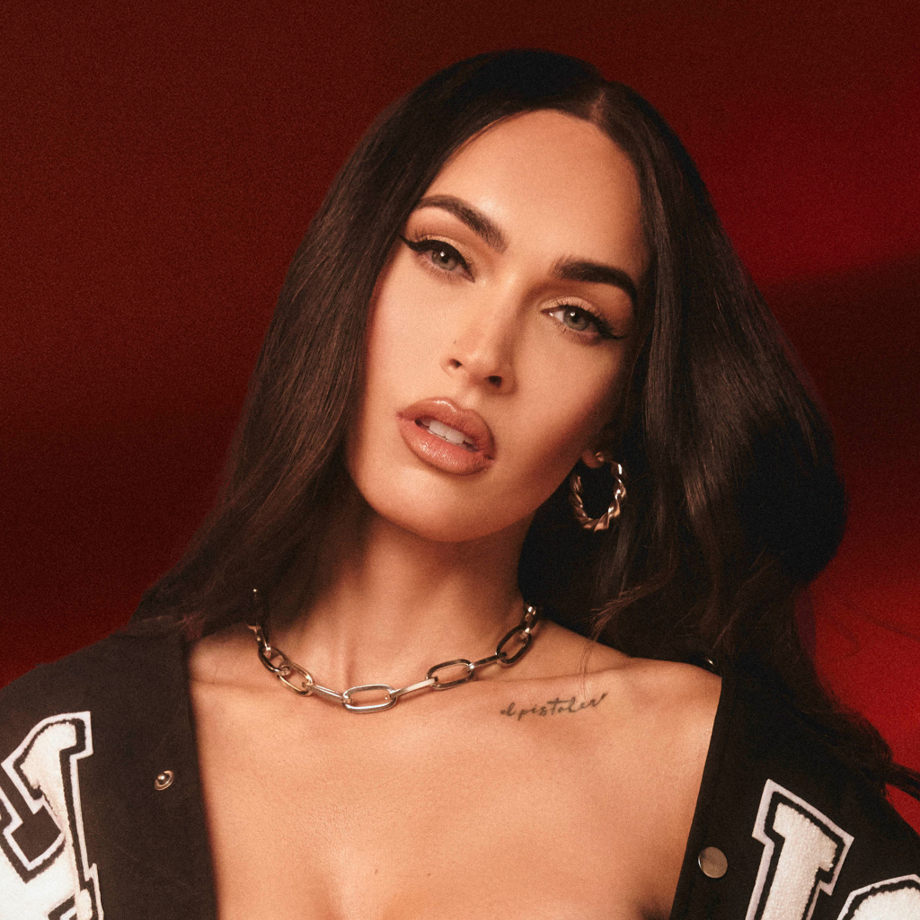 Актриса Меган Фокс на красном фоне