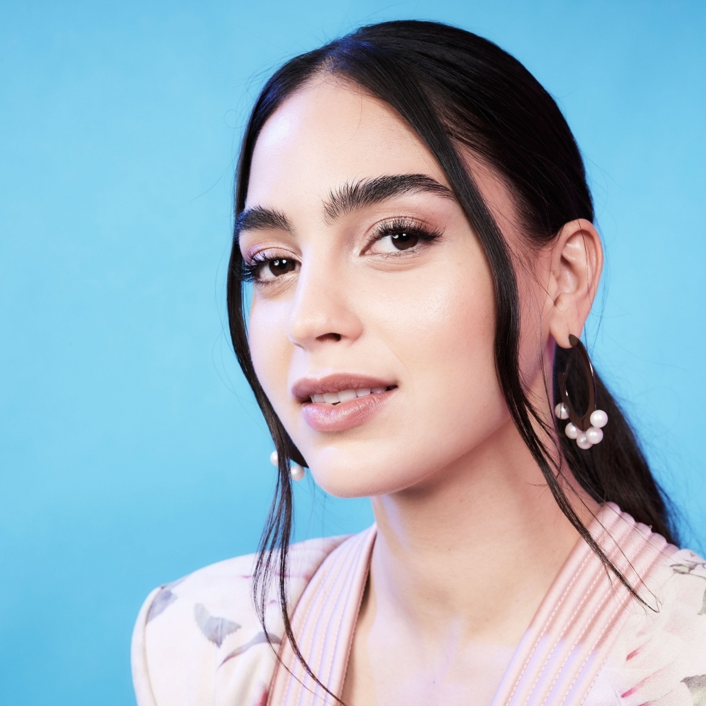 Актриса Мелисса Баррера на голубом фоне