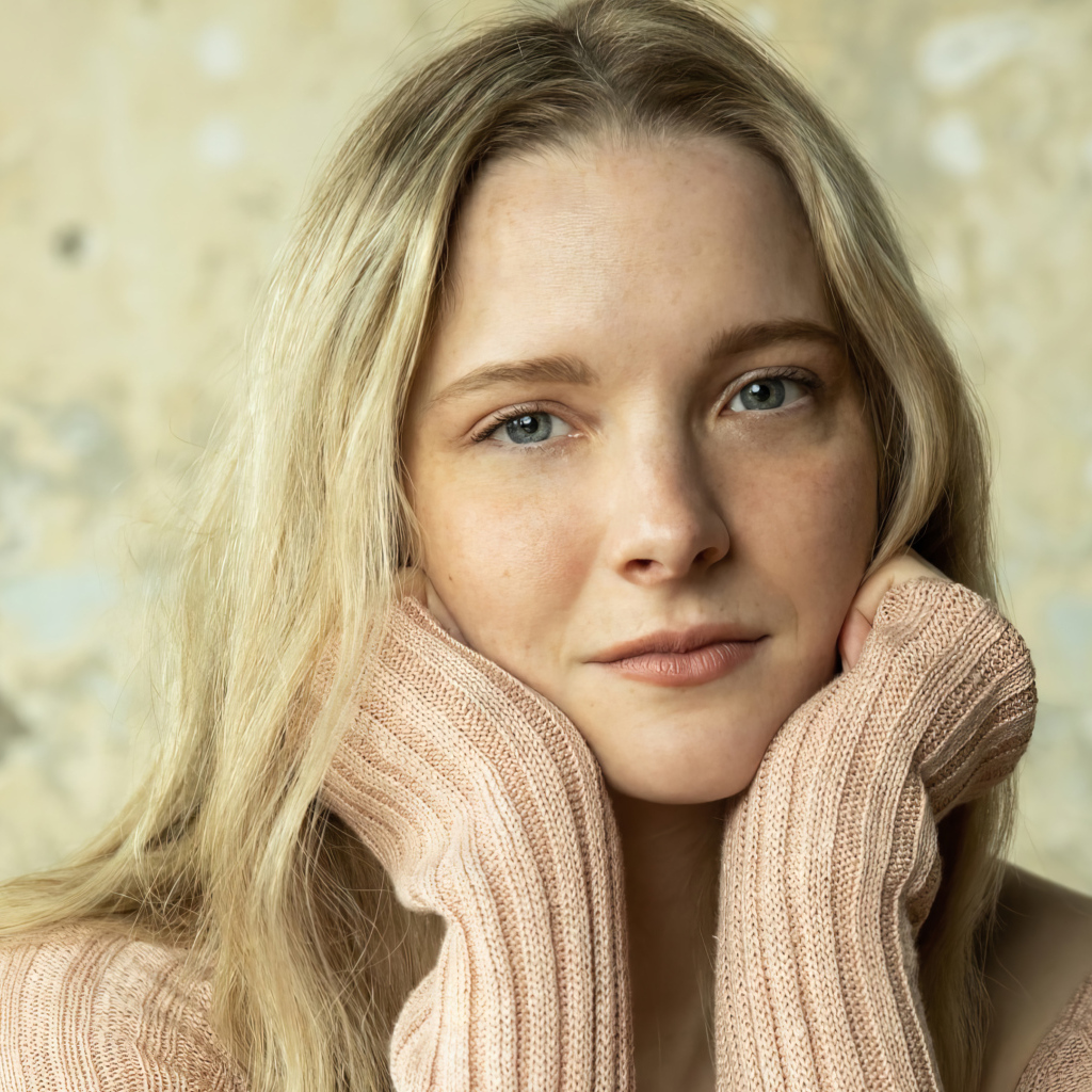 Актриса Морфидд Кларк в свитере