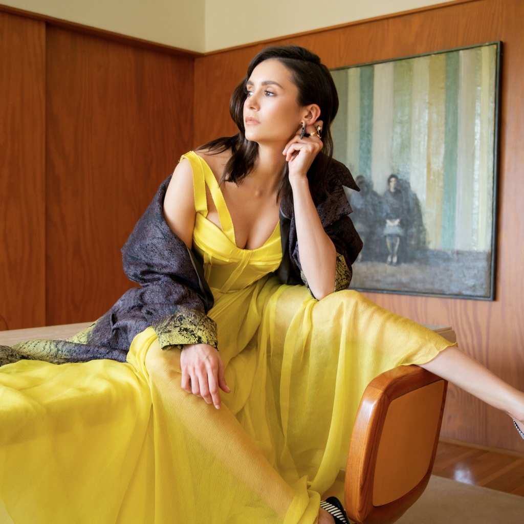 Актриса Нина Добрев в желтом платье