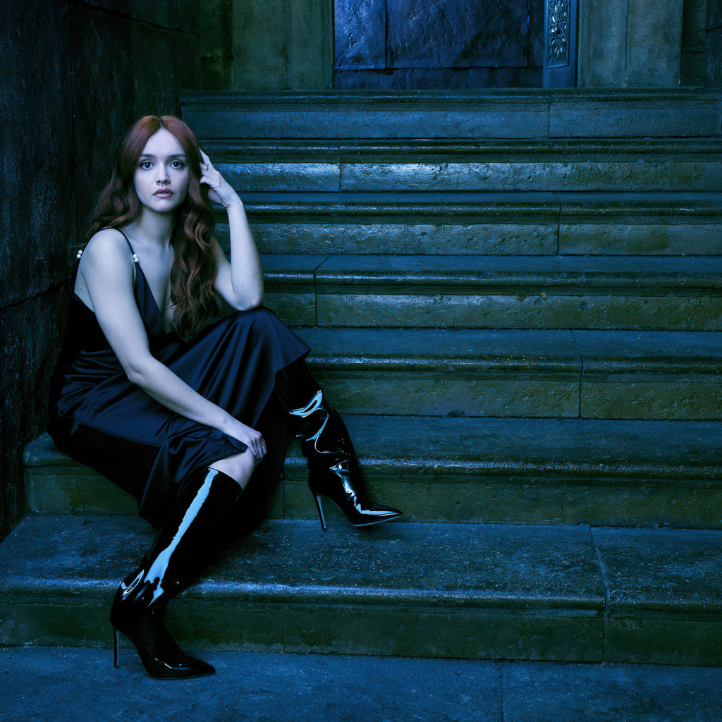 Актриса Оливия Кук сидит на ступеньках