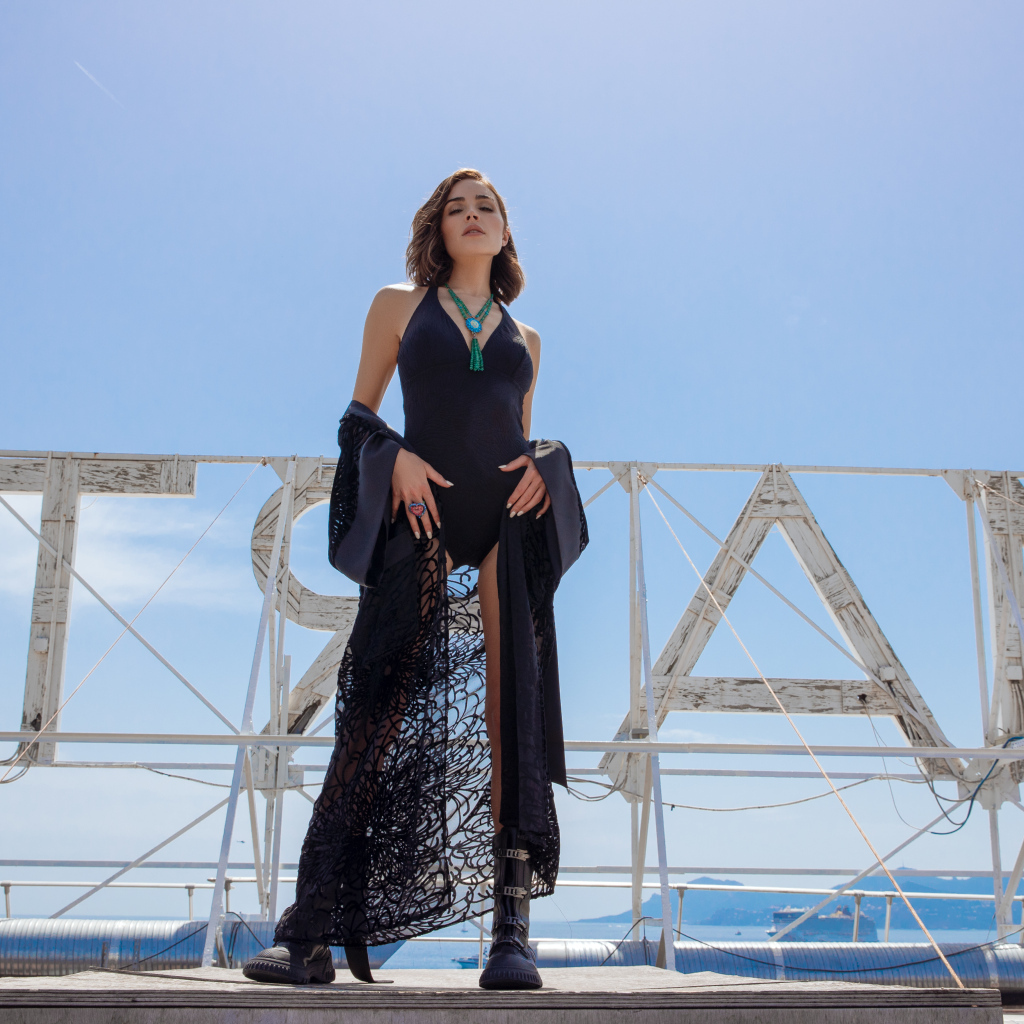 Актриса Оливия Калпо в черном купальнике