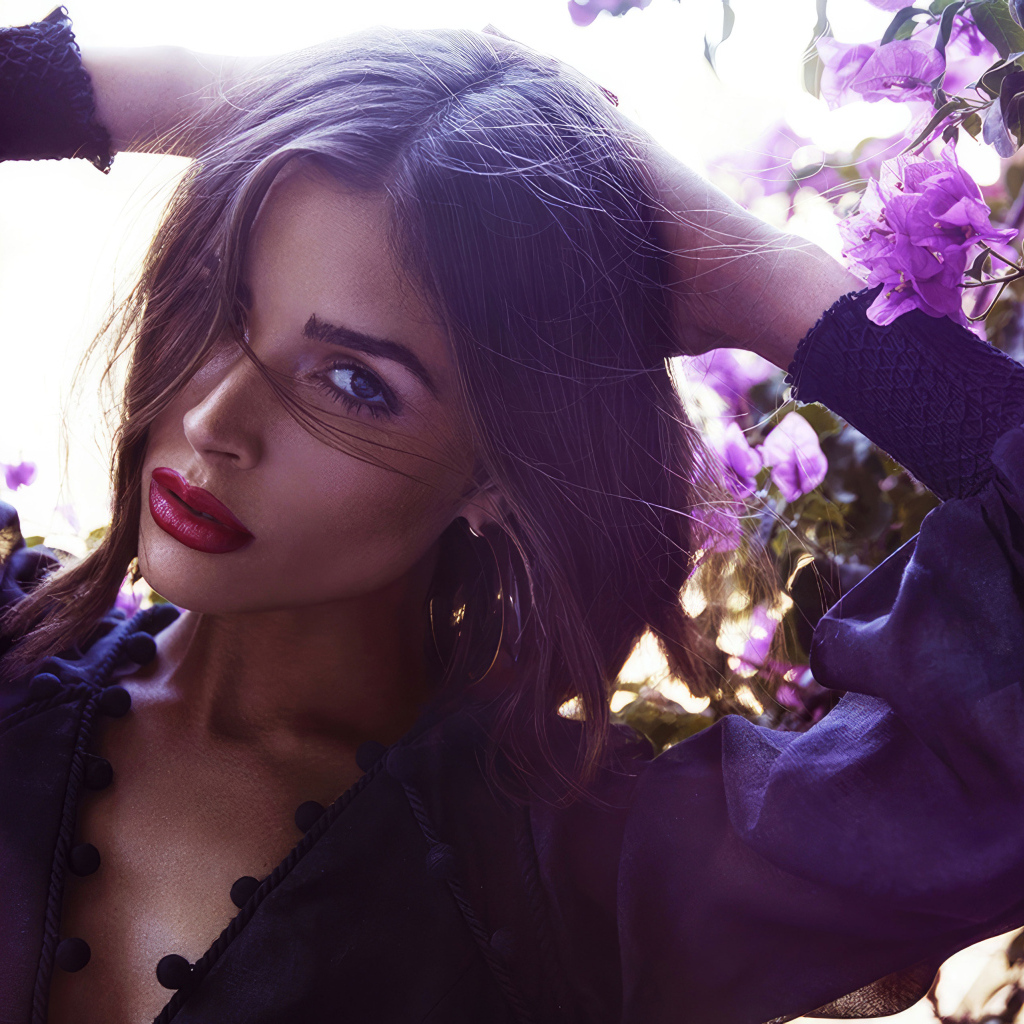 Актриса Оливия Калпо стоит у дерева