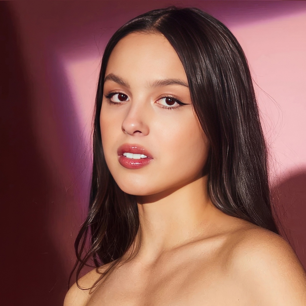 Актриса Оливия Родриго на розовом фоне