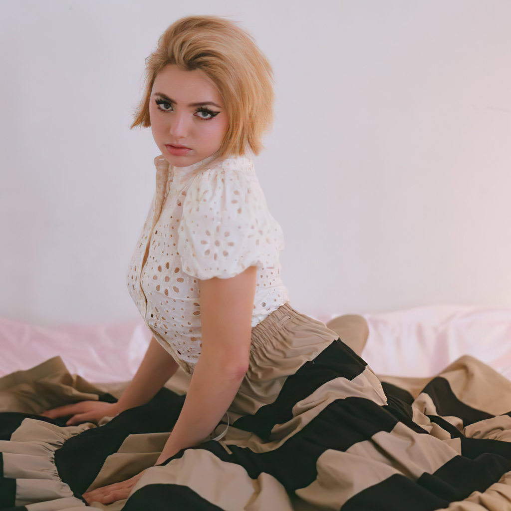 Актриса Пейтон Рой Лист сидит на кровати