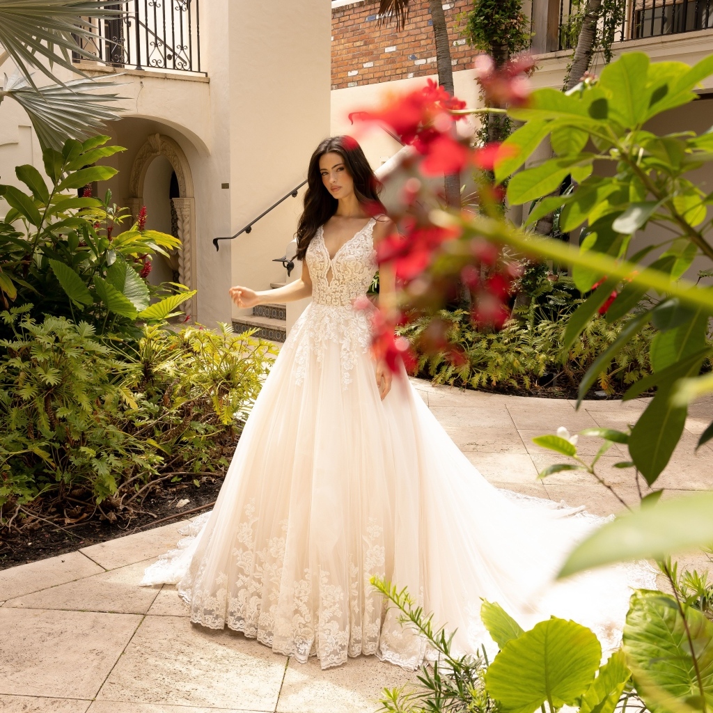 Актриса Рени Мерден в белом свадебном платье