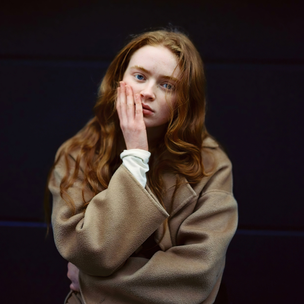 Актриса Сэди Синк на черном фоне