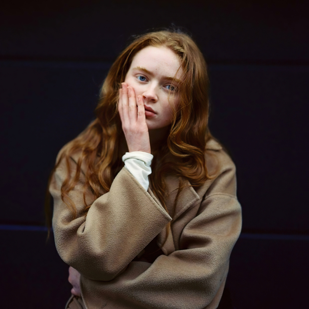 Актриса Сэди Синк на черном фоне