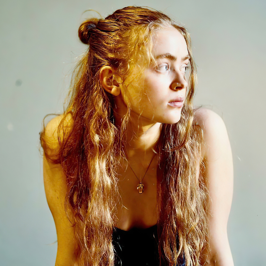 Актриса Сэди Синк на сером фоне