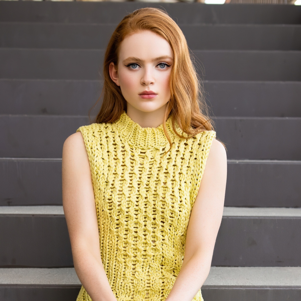 Актриса Сэди Синк сидит на ступеньках