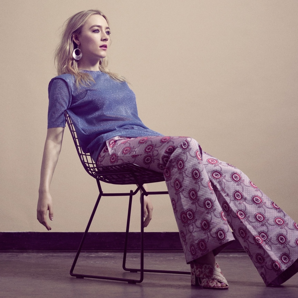 Актриса Сирша Ронан сидит на стуле