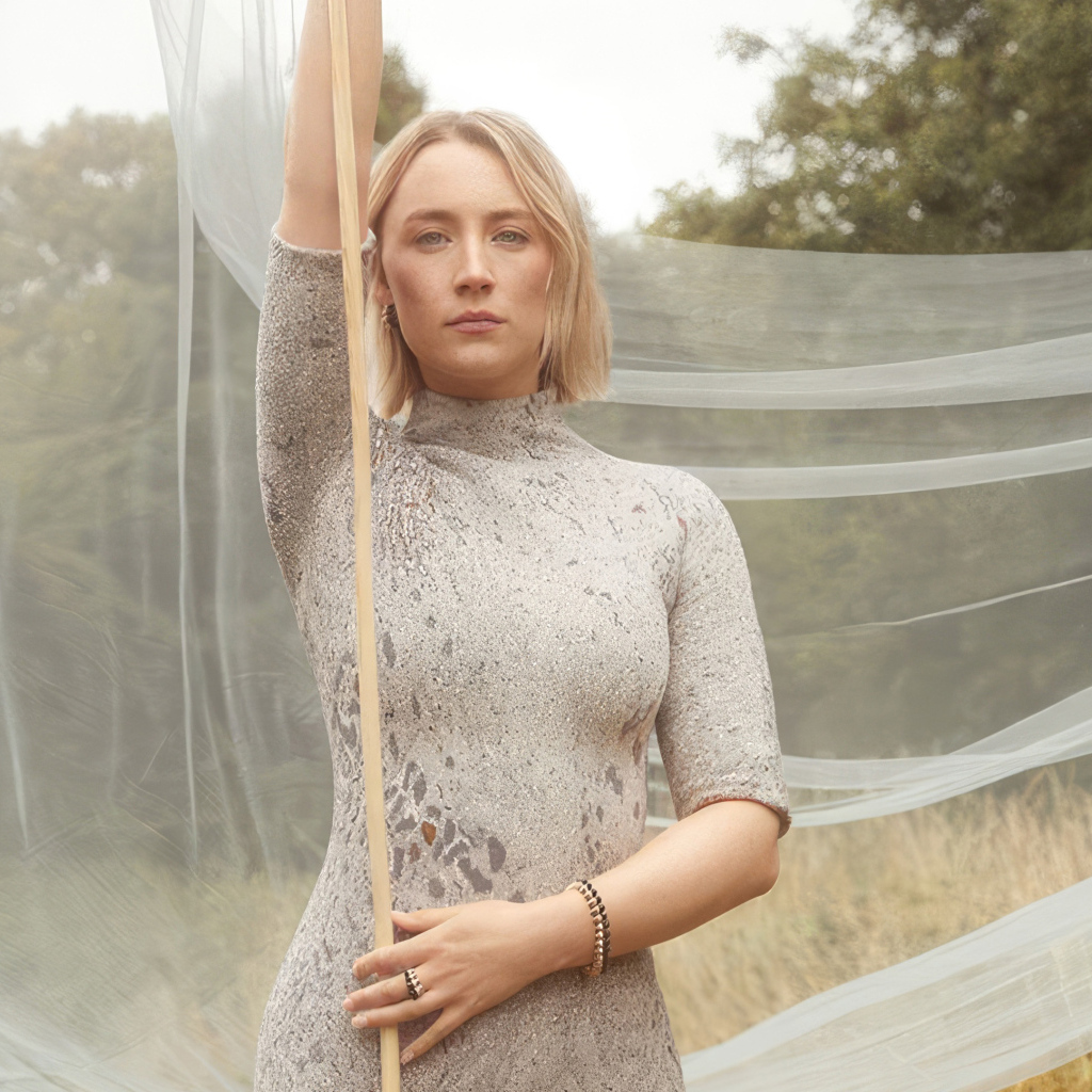 Актриса Сирша Ронан с белой тканью