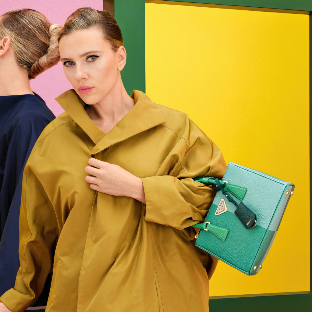 Актриса Скарлетт Йоханссон в пальто с сумкой Прада