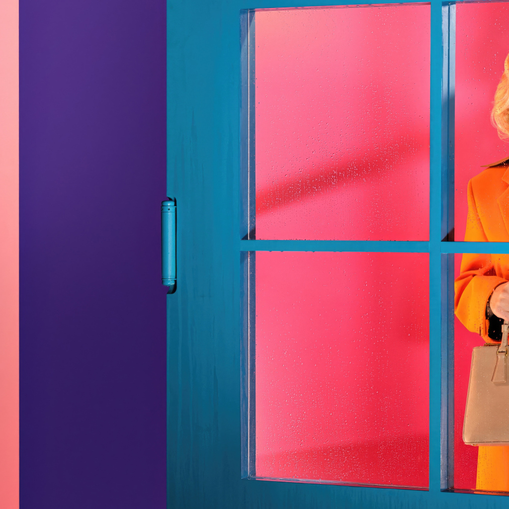 Актриса Скарлетт Йоханссон стоит у двери