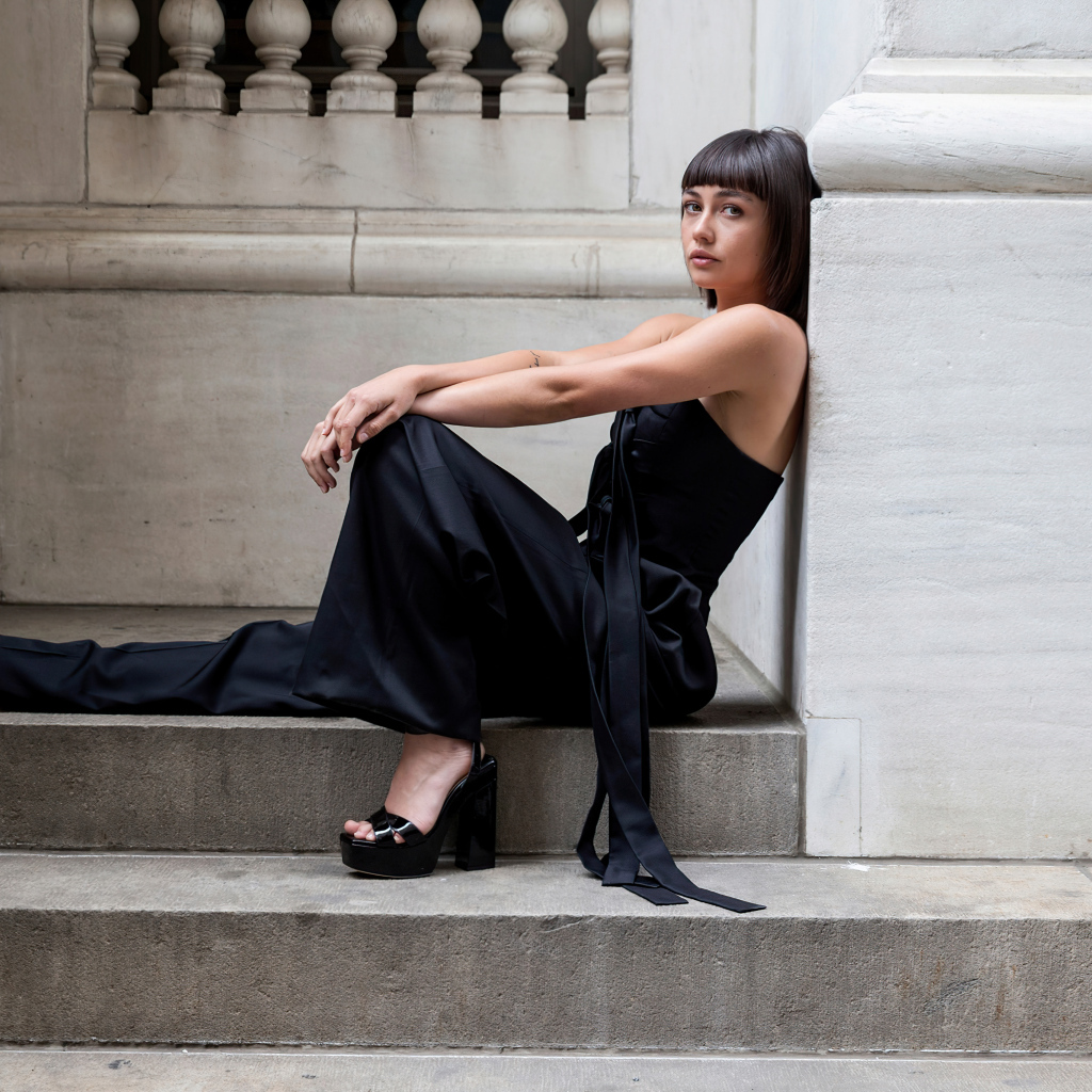 Актриса Сидни Чэндлер сидит на ступеньках