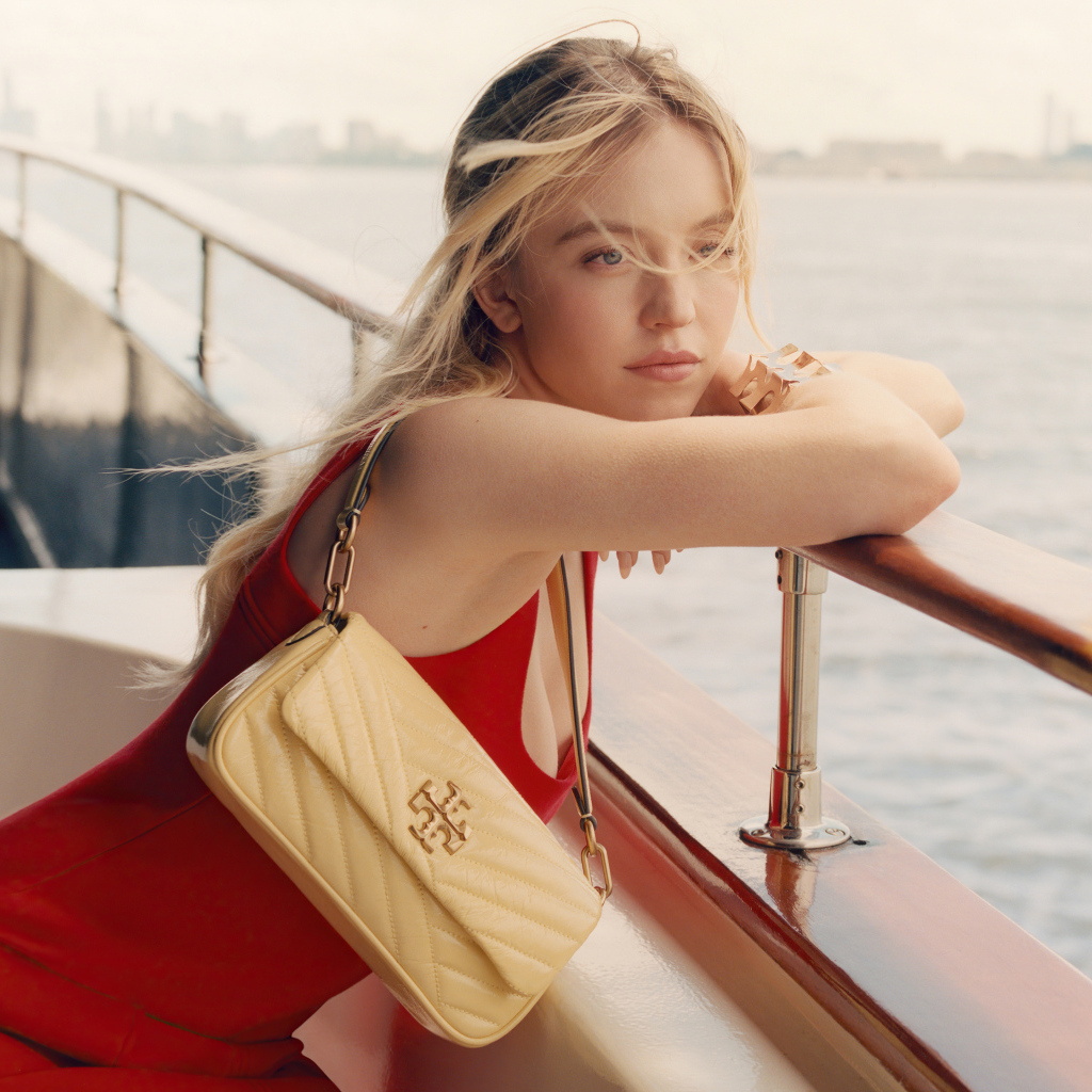 Актриса Сидни Суини в красном платье на корабле