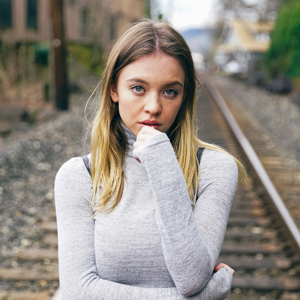 Актриса Сидни Суини стоит на рельсах