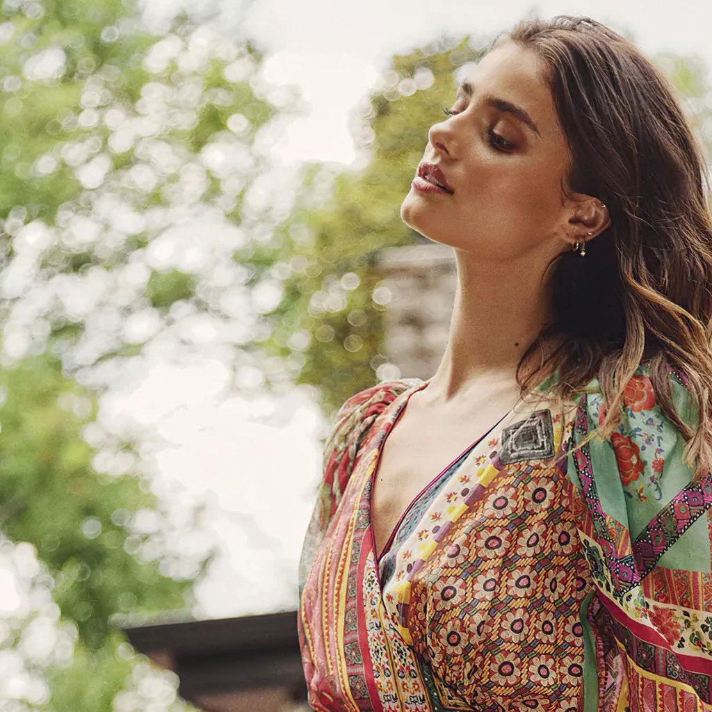 Актриса Тейлор Хилл в платье