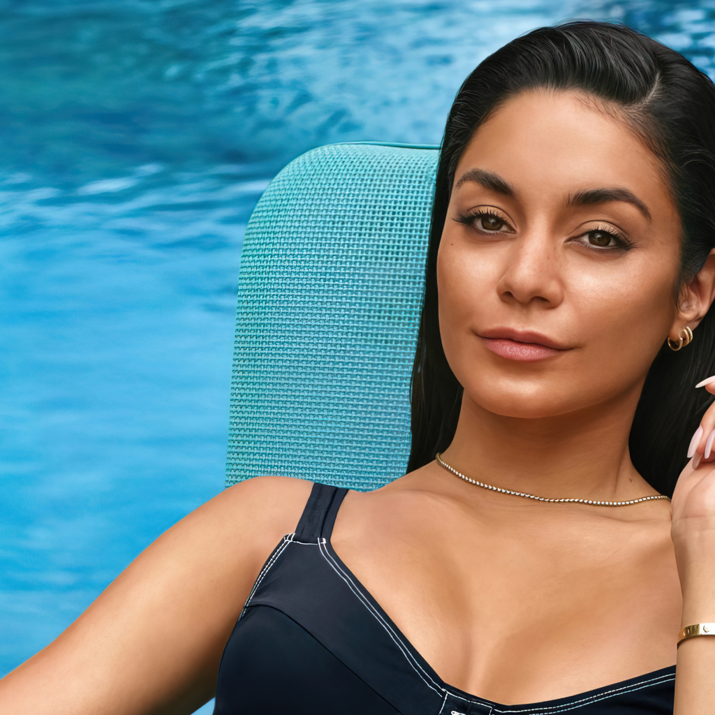 Актриса Ванесса Хадженс сидит у бассейна