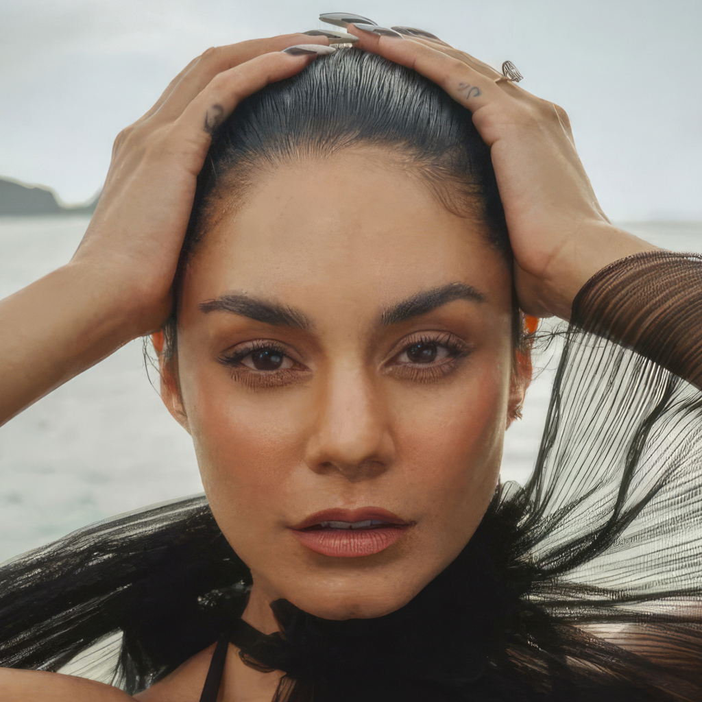 Актриса Ванесса Хадженс стоит в воде