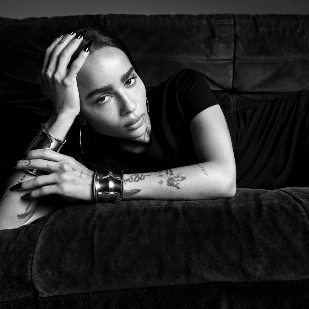 Актриса Зои Кравиц лежит на диване черно-белое фото