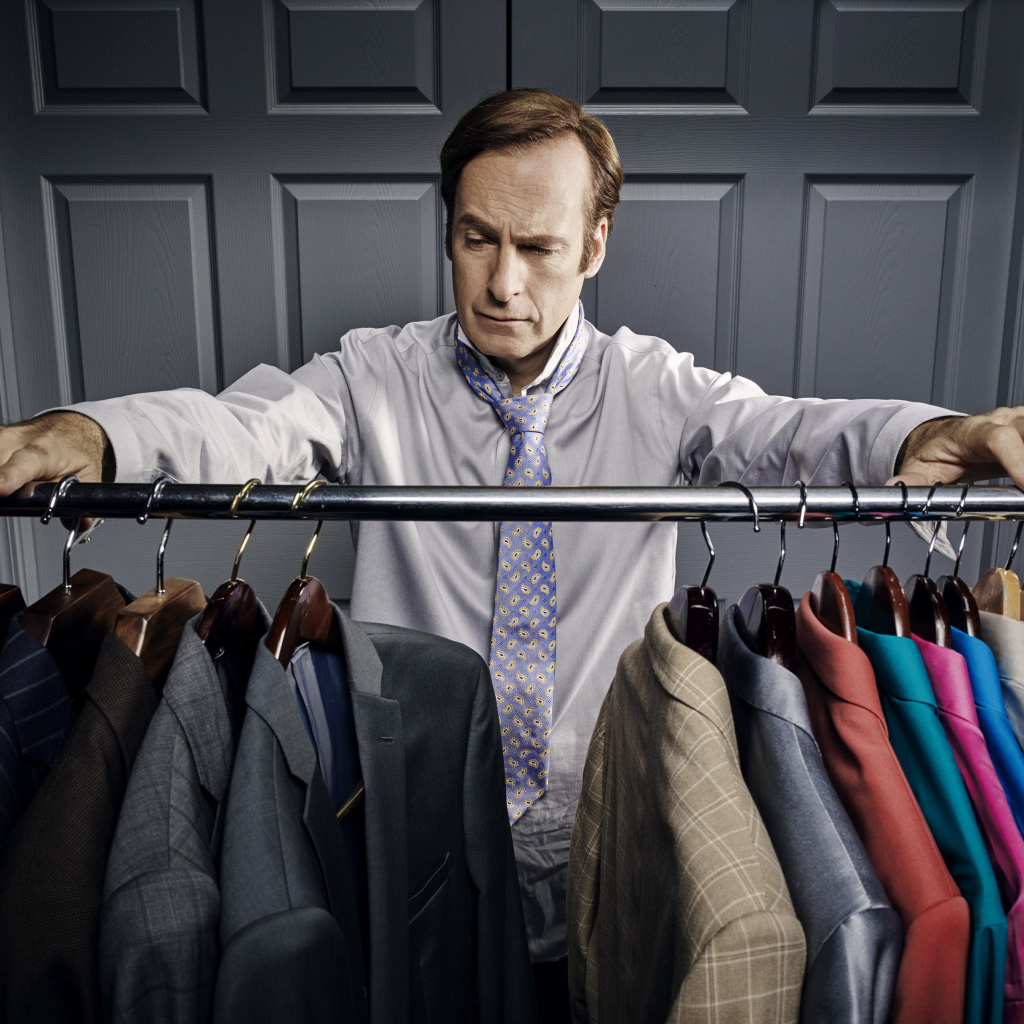 Американский актер Боб Оденкёрк выбирает костюм