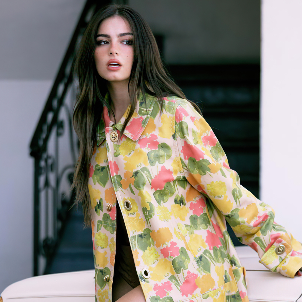 Американская актриса Эддисон Рэй стоит у автомобиля