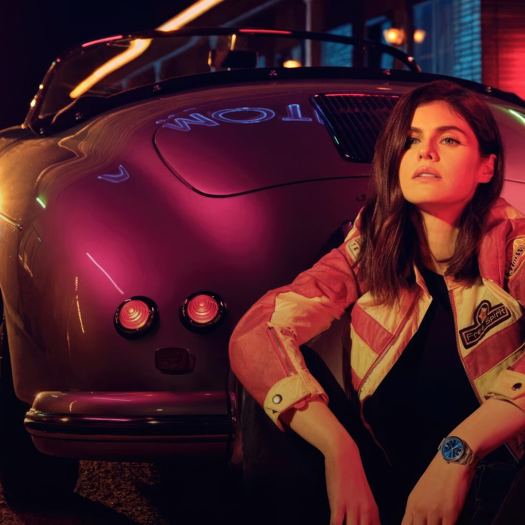 Американская актриса Александра Даддарио сидит у автомобиля