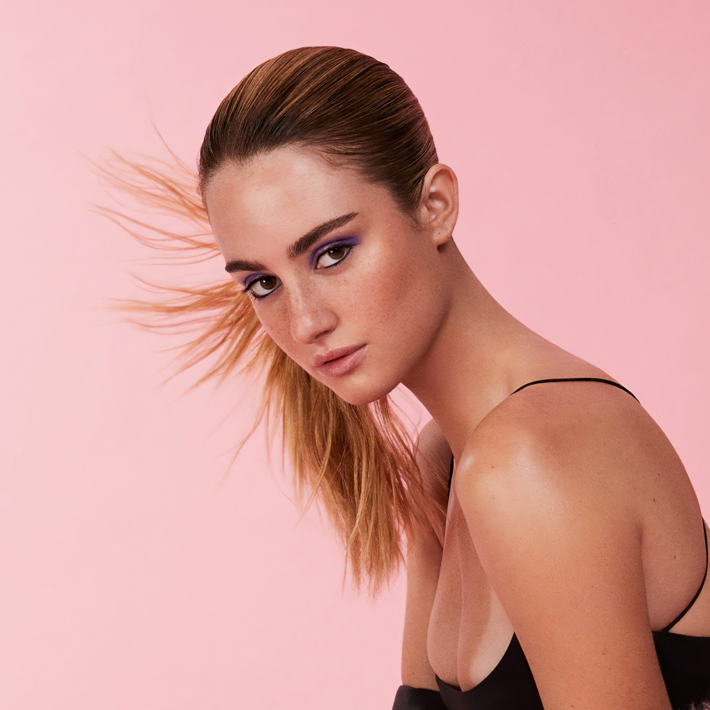 Американская актриса Грэйс Ван Дин на розовом фоне