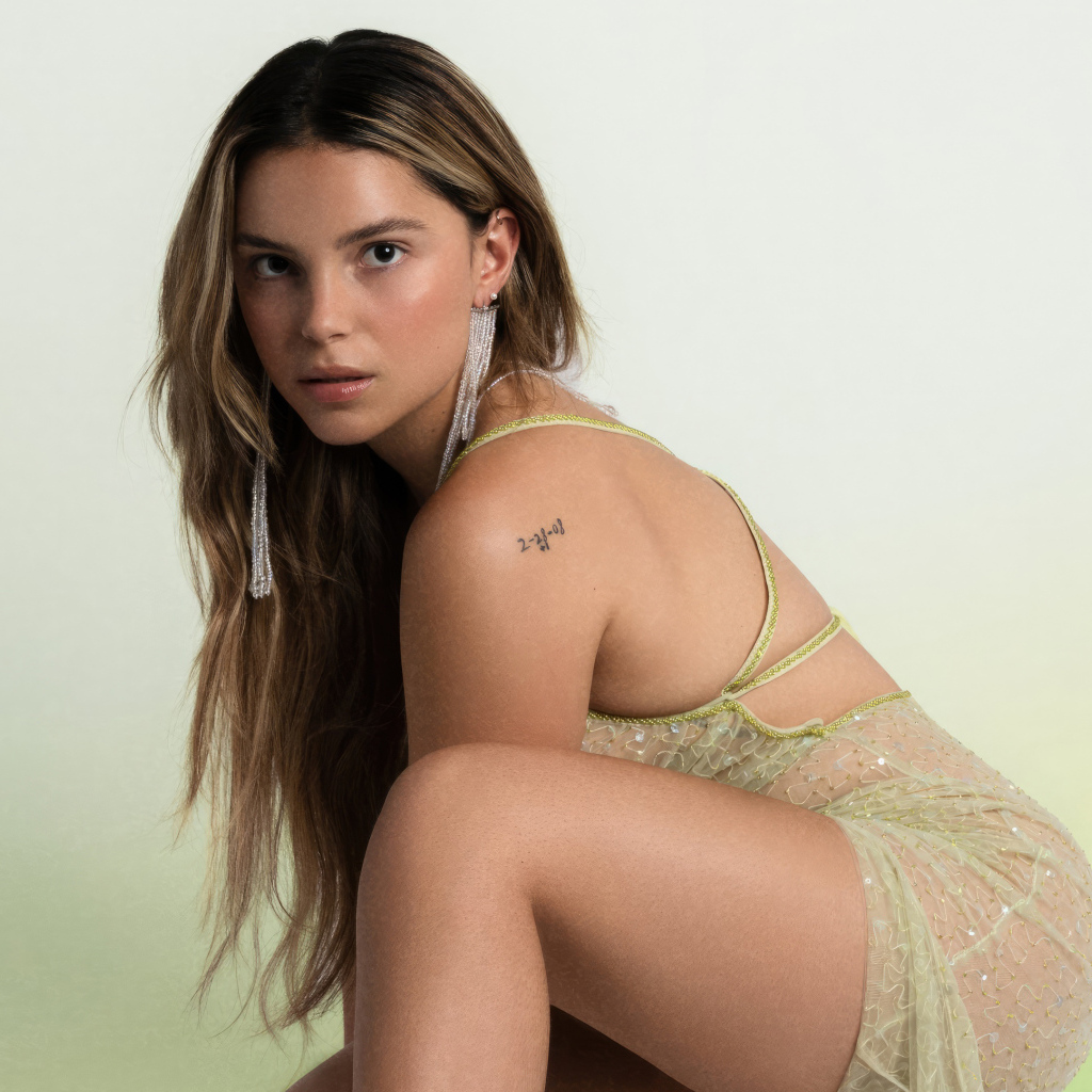 Американская актриса Инде Наварретт на белом фоне