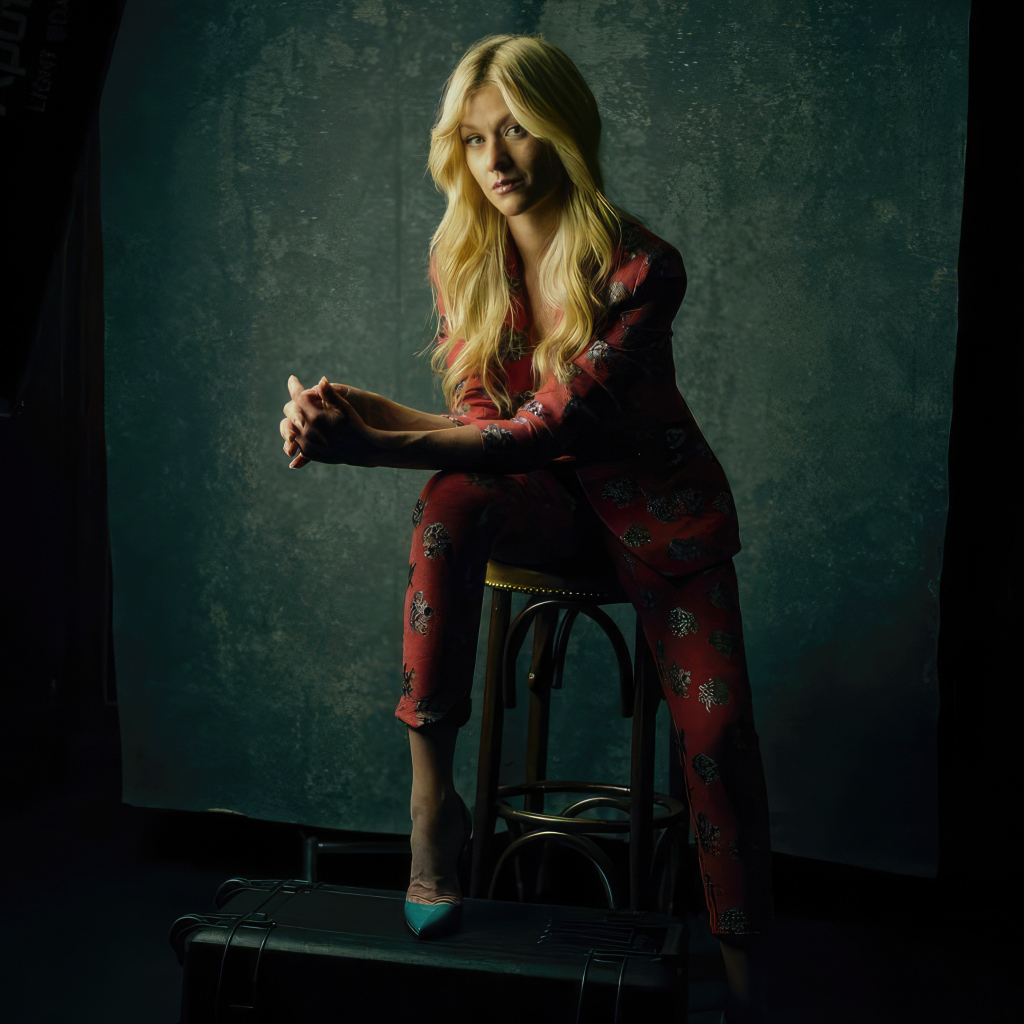 Американская актриса Кэтрин Макнамара в костюме