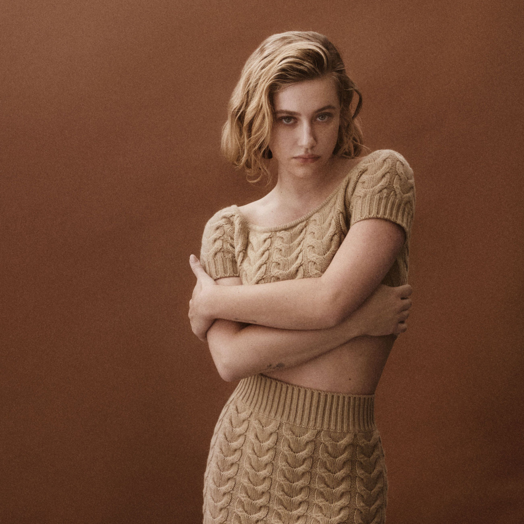 Американская актриса Лили Рейнхарт в вязаном костюме