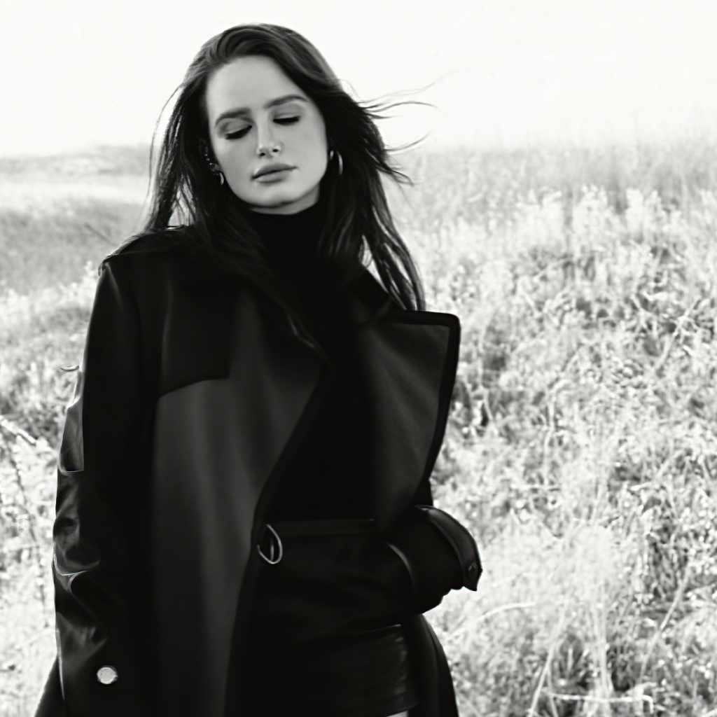 Американская актриса Мэделин Петш в черном пальто