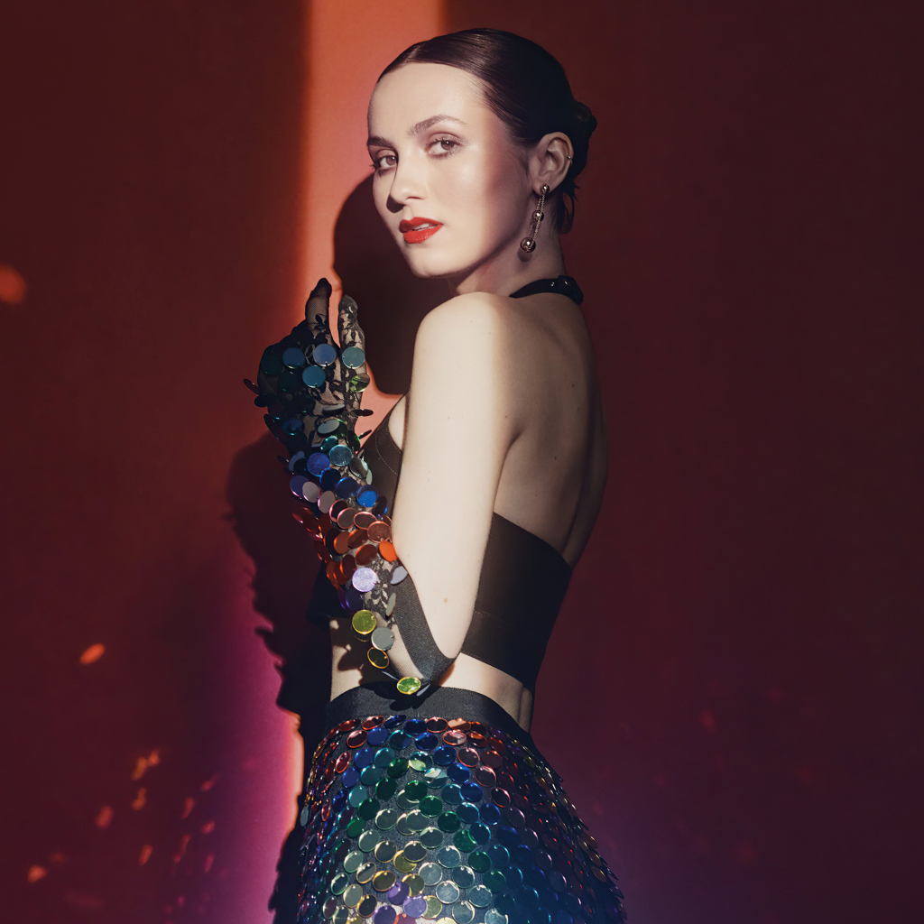 Американская актриса Мод Апатоу в ярком платье