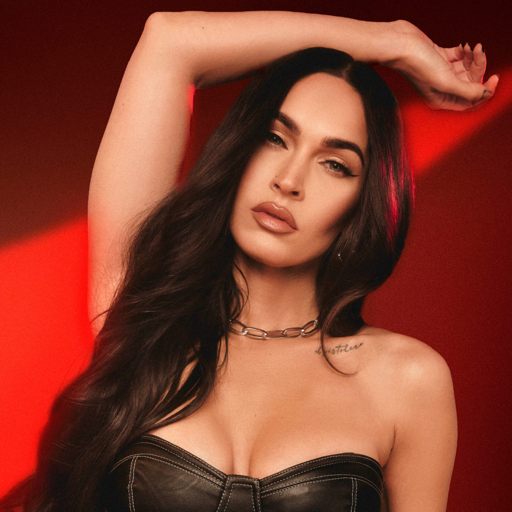 Американская актриса  Меган Фокс на красном фоне