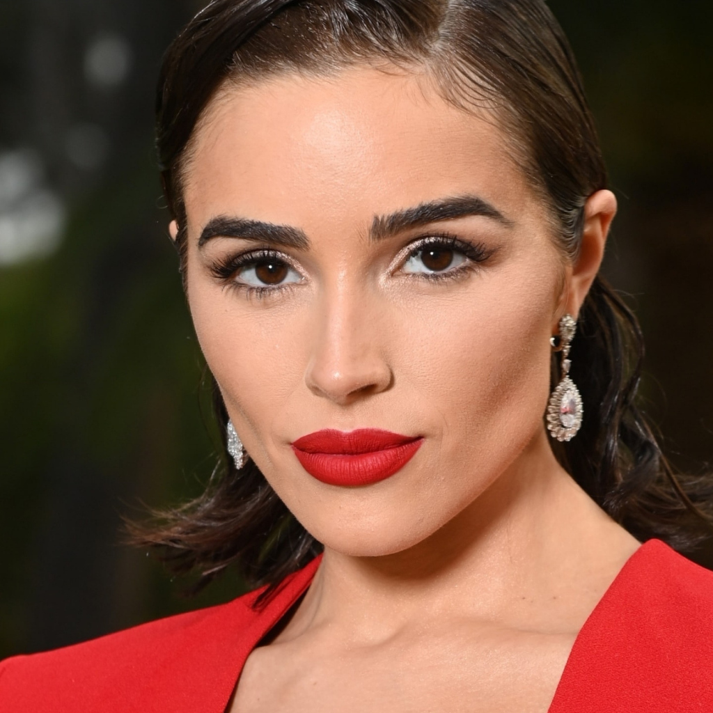 Американская актриса Оливия Калпо в красном наряде