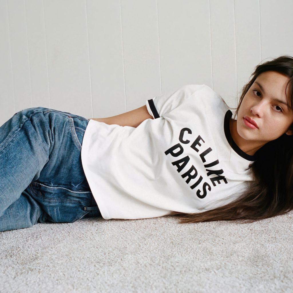 Американская актриса Оливия Родриго в голубых джинсах