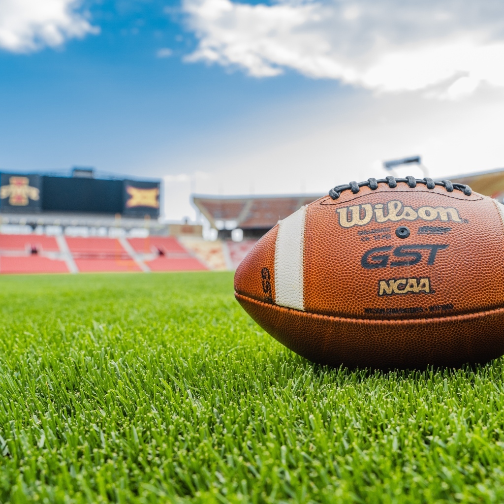 Мяч для американского футбола на поле