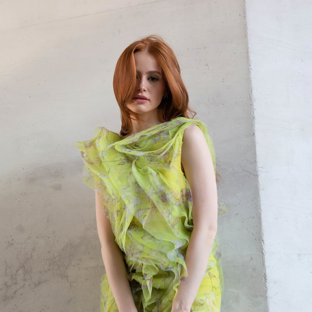 Американская рыжеволосая актриса Мэделин Петш у стены