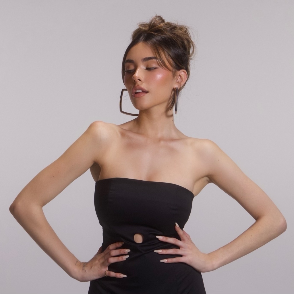 Американская певица Мэдисон Бир в черном платье