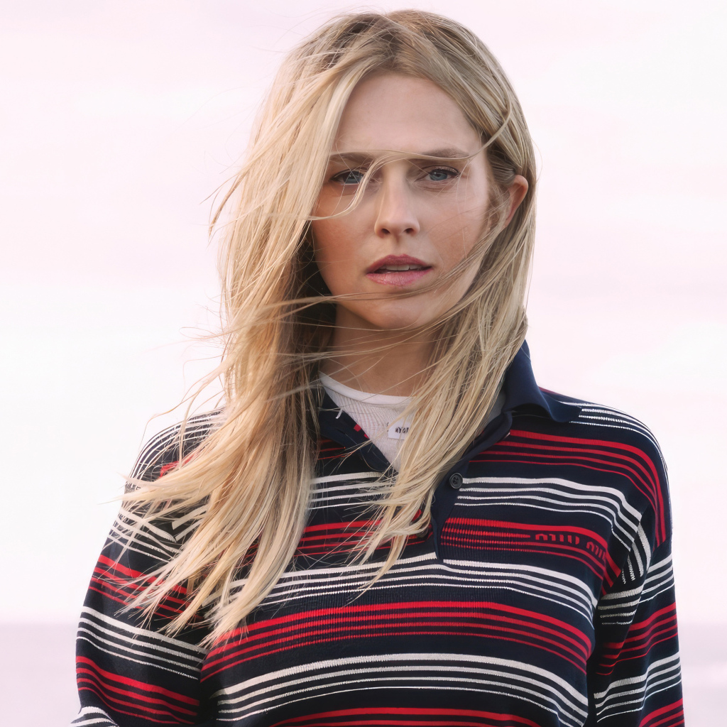 Австралийская актриса Тереза Палмер в свитере