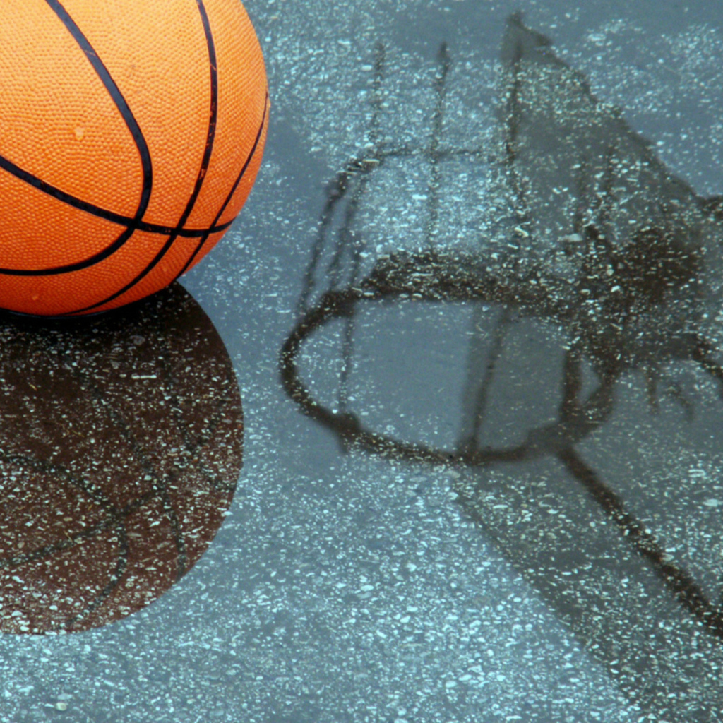 Баскетбольный мяч отражается в мокрой поверхности