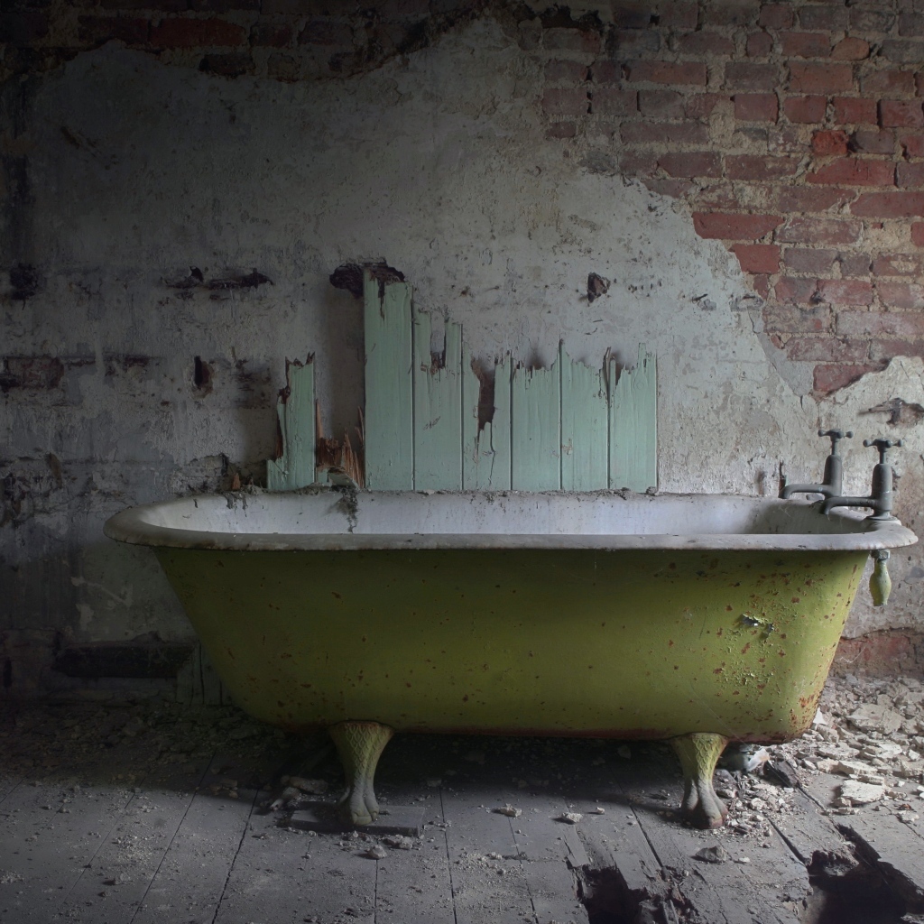 Ванная в разрушенной старой ванной комнате