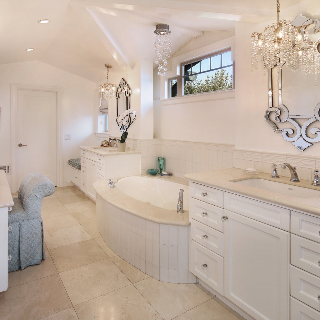 Ванная комната с белой мебелью и зеркалом