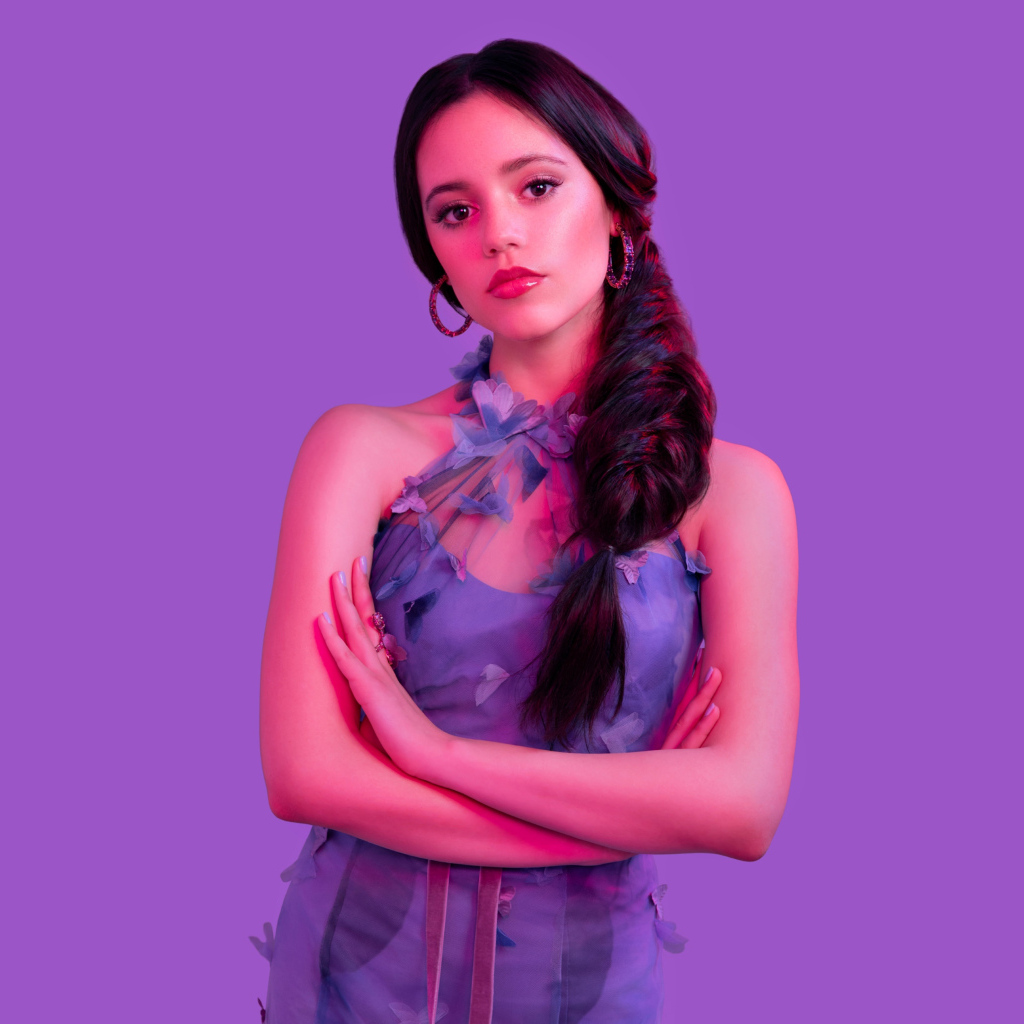 Красивая Дженна Ортега на фиолетовом фоне