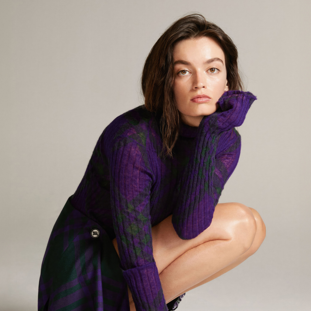 Красивая актриса Эмма Маки в свитере